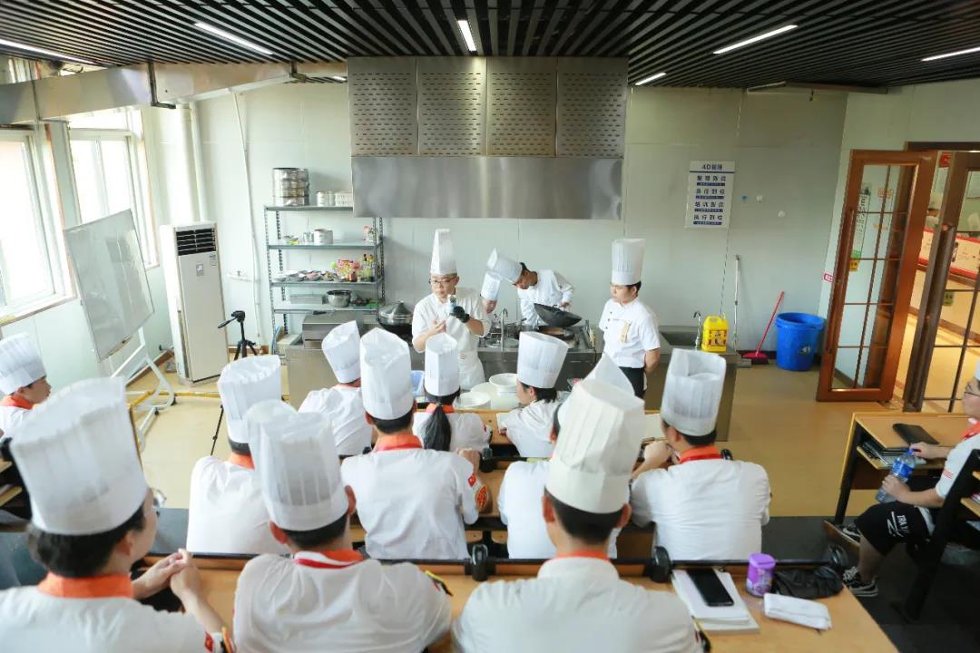 安徽晓得餐饮厨师长来我校授课