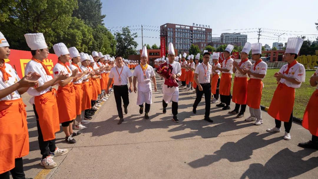 安徽晓得餐饮厨师长来我校授课