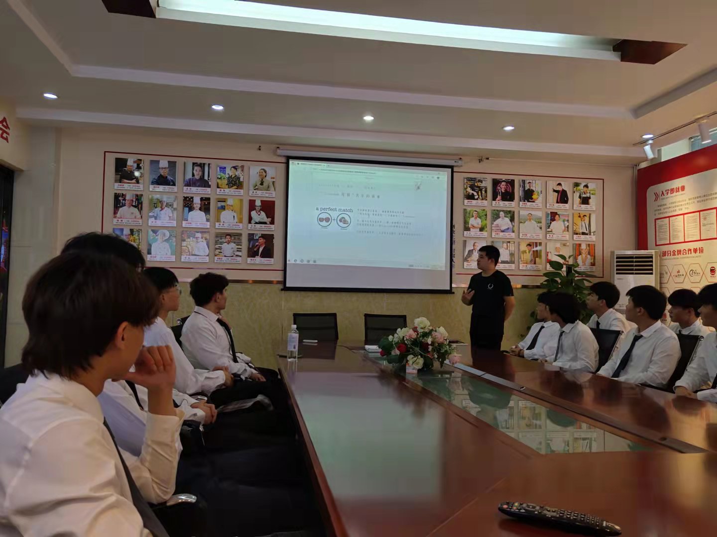 北京花厨来我校召开专场招聘会