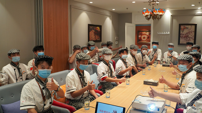 我校组织西餐专业学生到栖巢集团参观