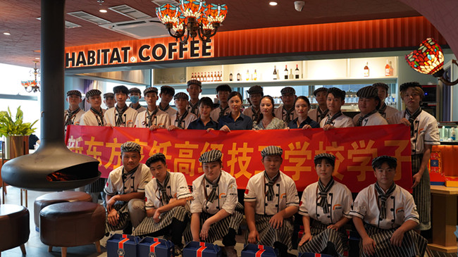 我校组织西餐专业学生到栖巢集团参观