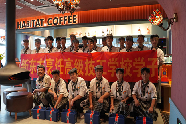 我校组织西餐专业学生到栖巢集团参观