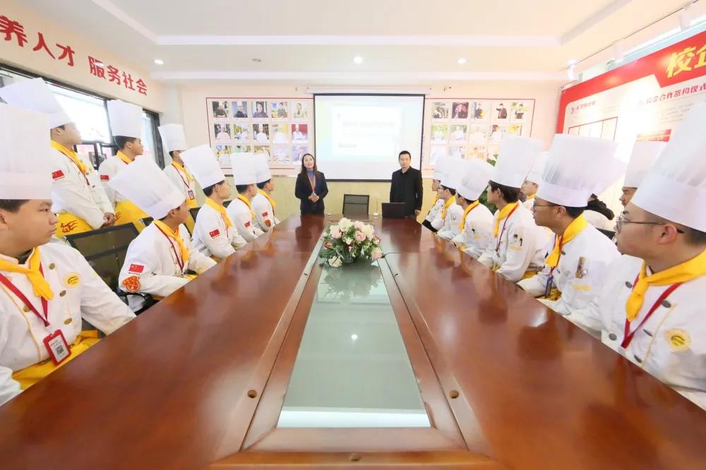 校企合作促就业,合作校企给我校赠送锦旗