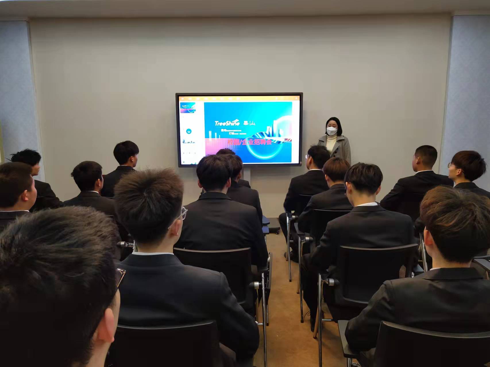 无锡翠山餐饮集团来我校举办专场招聘会