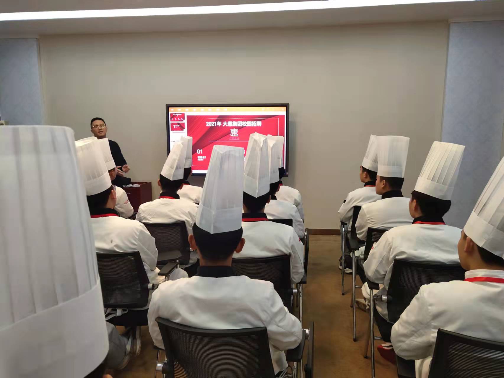 南京大惠集团来我校举行专场招聘会