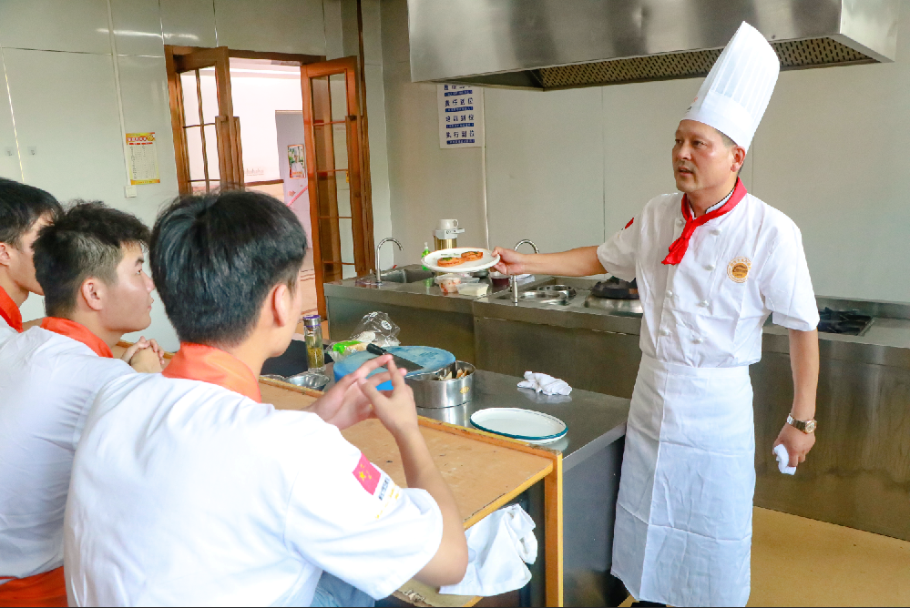 大师进校园|烹饪大师刘政走进安徽新东方授课指导,倾囊传授精湛厨艺