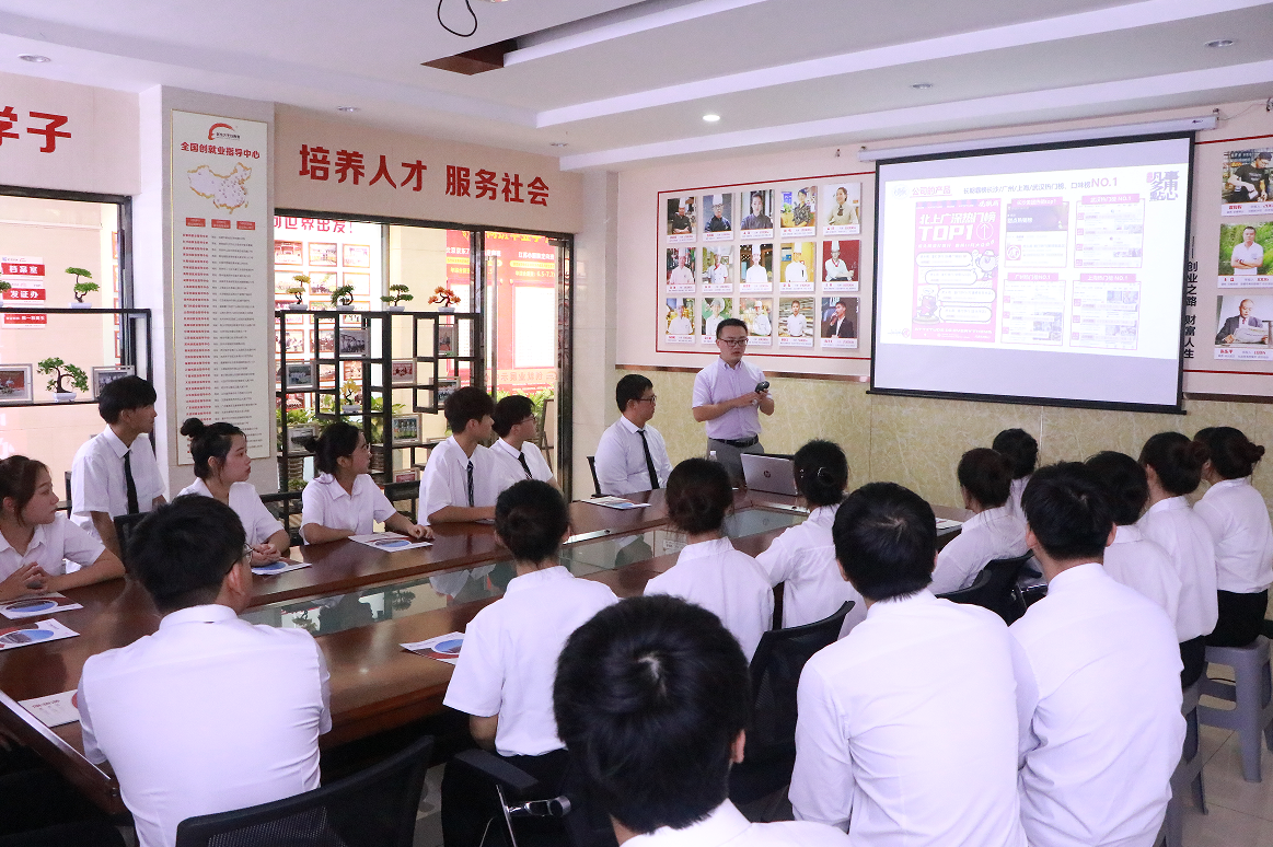 “职”遇未来——安徽新东方开展企业宣讲招聘会