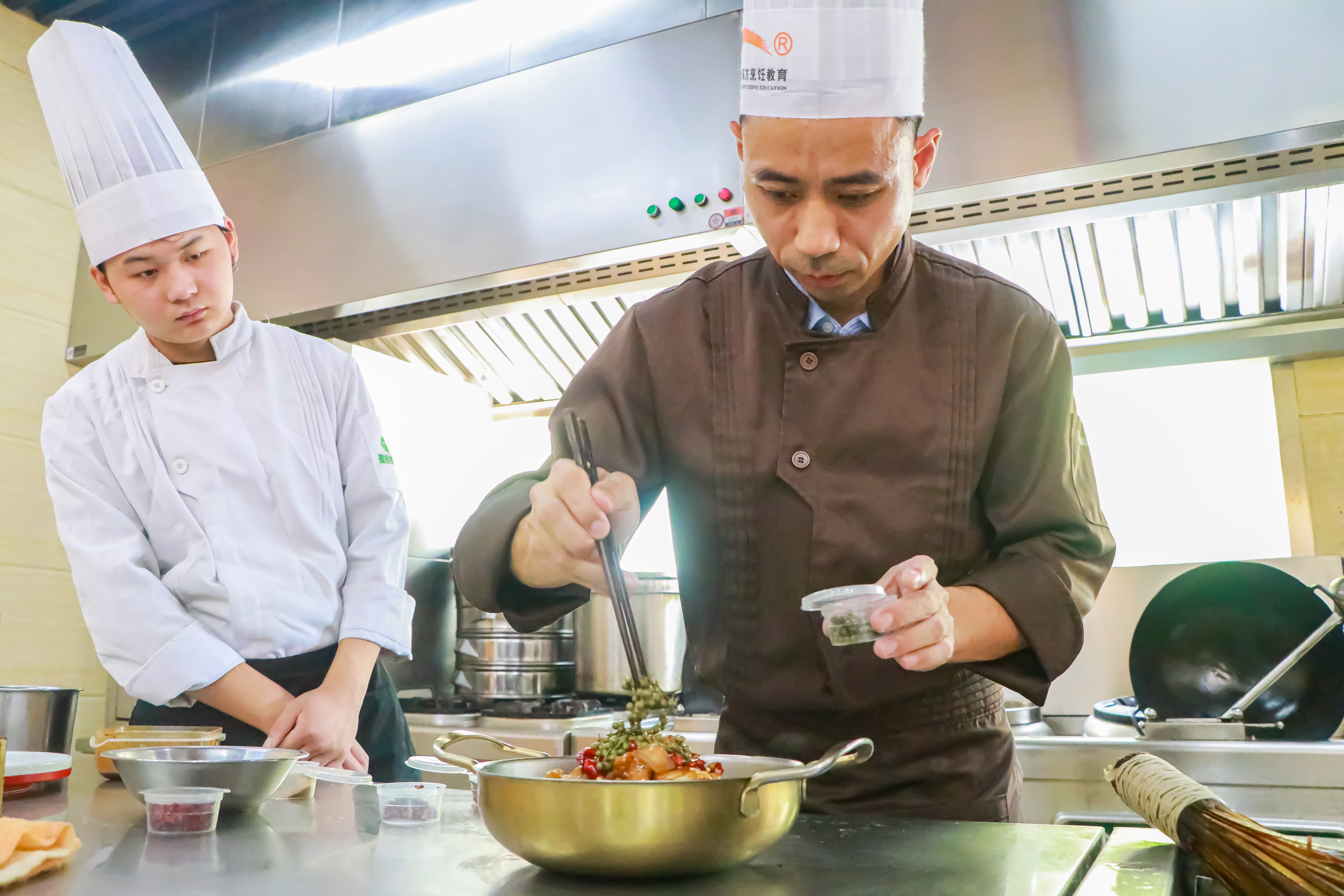 大师进校园|促进学子技艺提升,传承烹饪美食文化