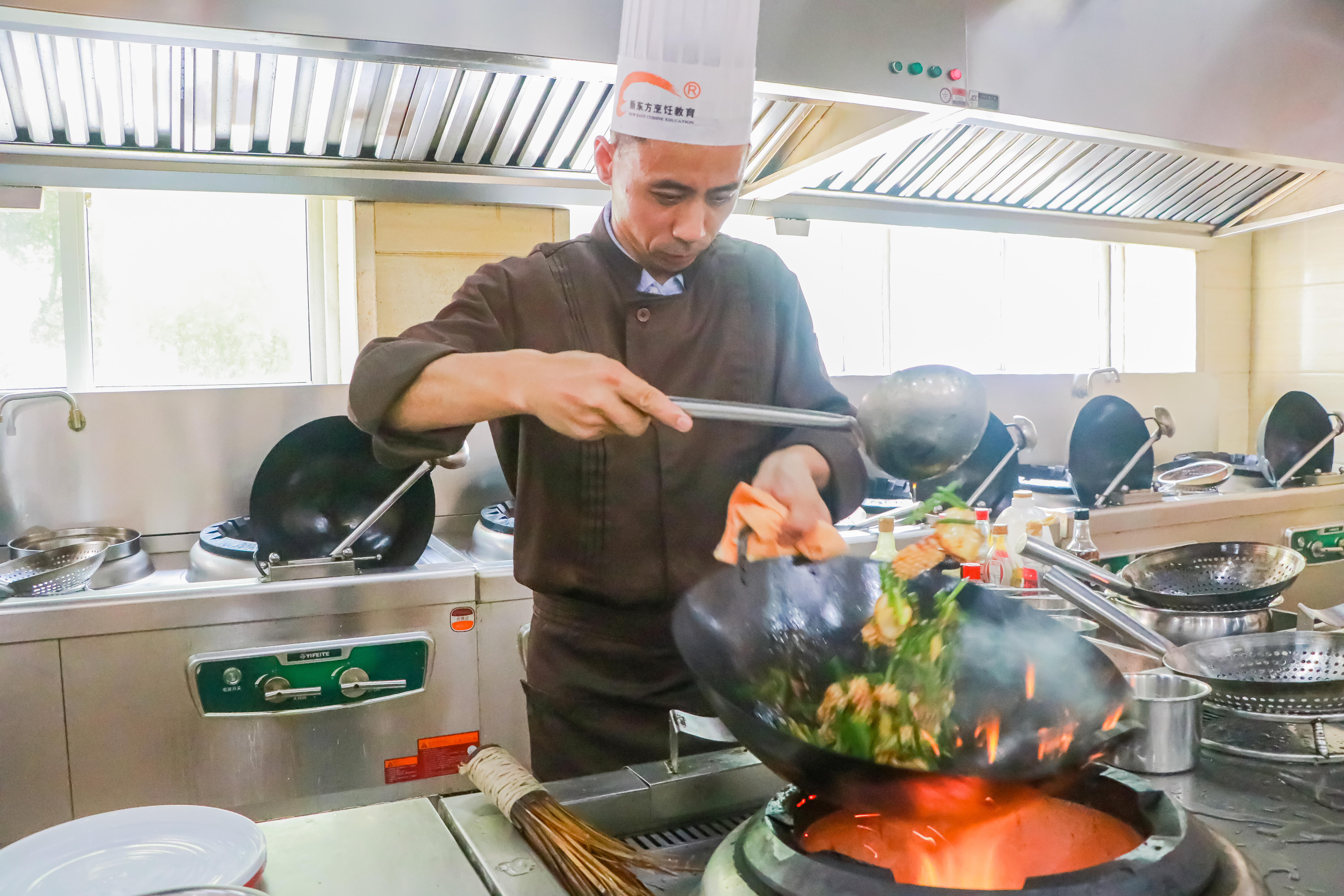 大师进校园|促进学子技艺提升,传承烹饪美食文化