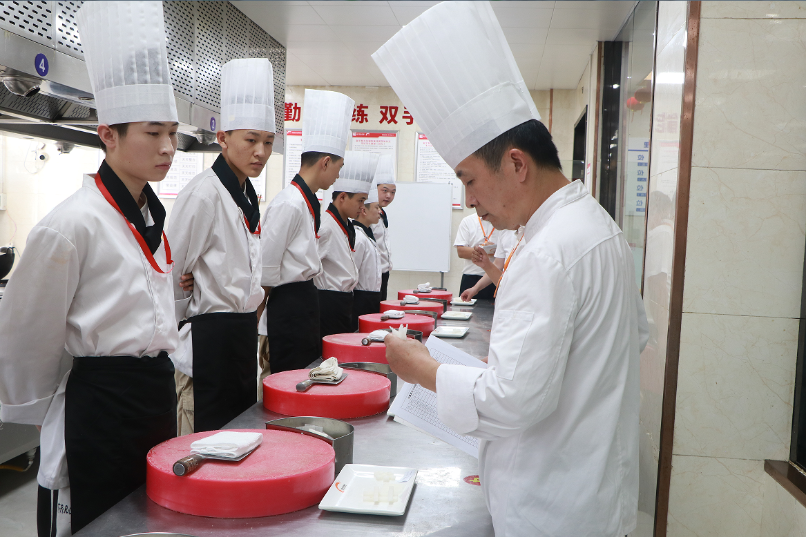 大师进校园 | 走进新东方,展技艺,传经验!