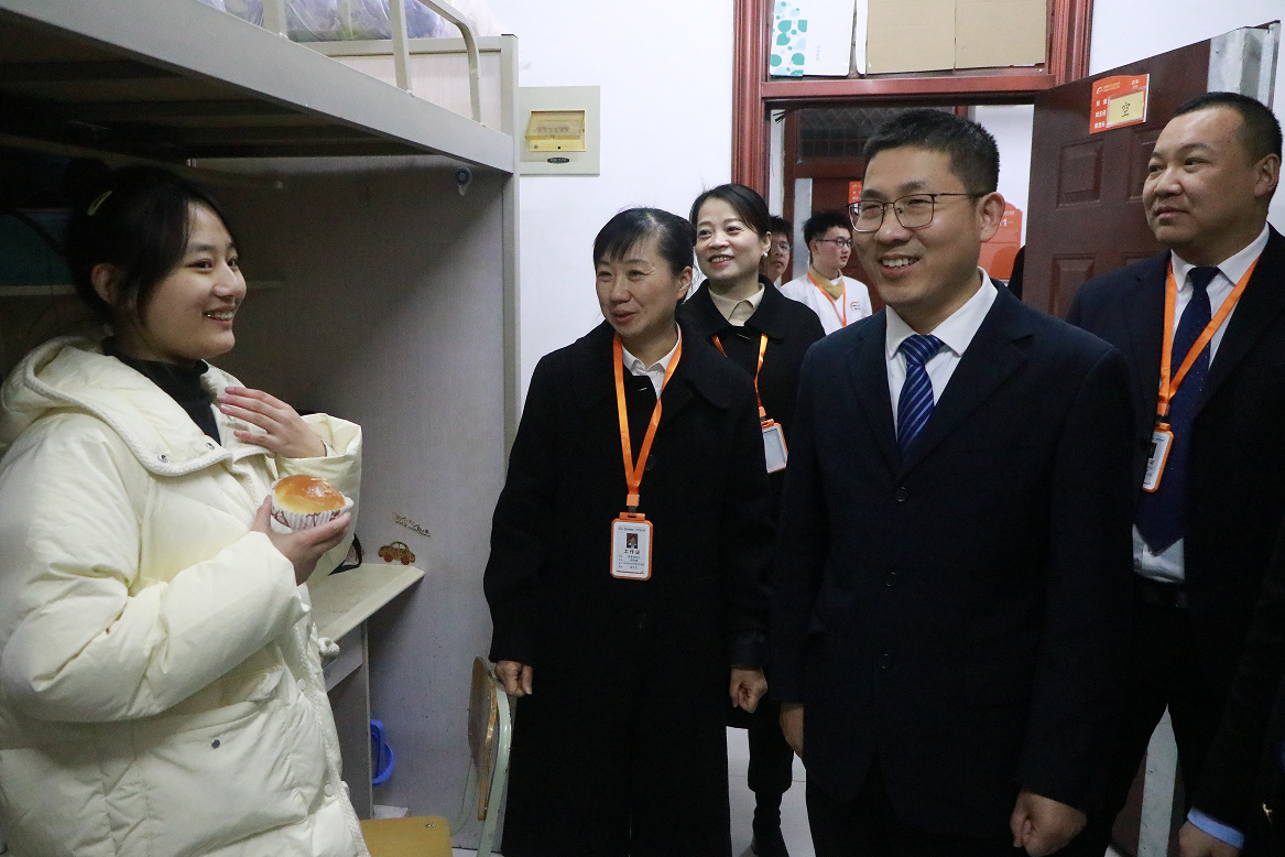 心系新生 温情关怀丨学校领导深入宿舍慰问2023级新生