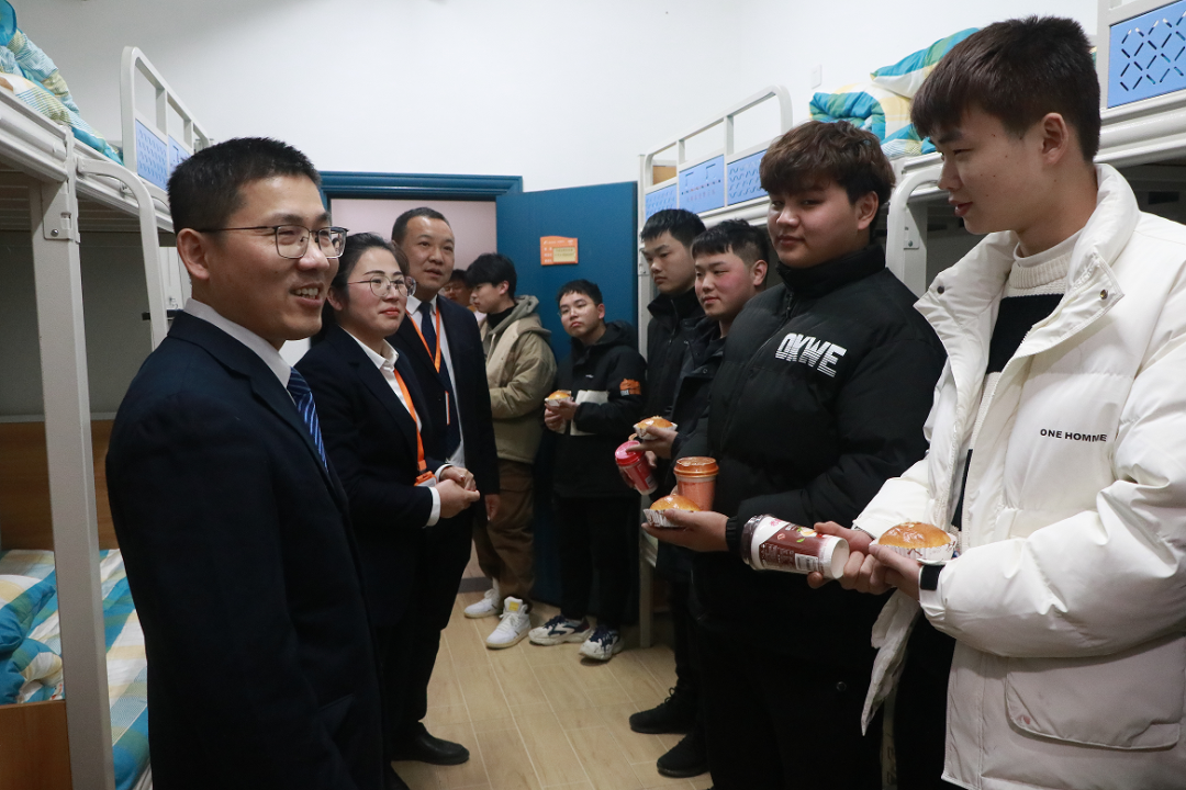 心系新生 温情关怀丨学校领导深入宿舍慰问2023级新生