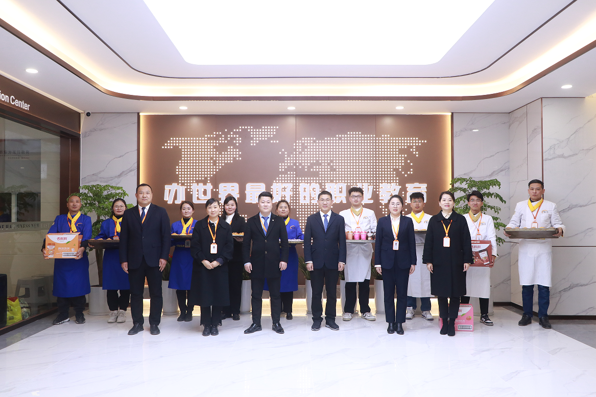 心系新生 温情关怀丨学校领导深入宿舍慰问2023级新生