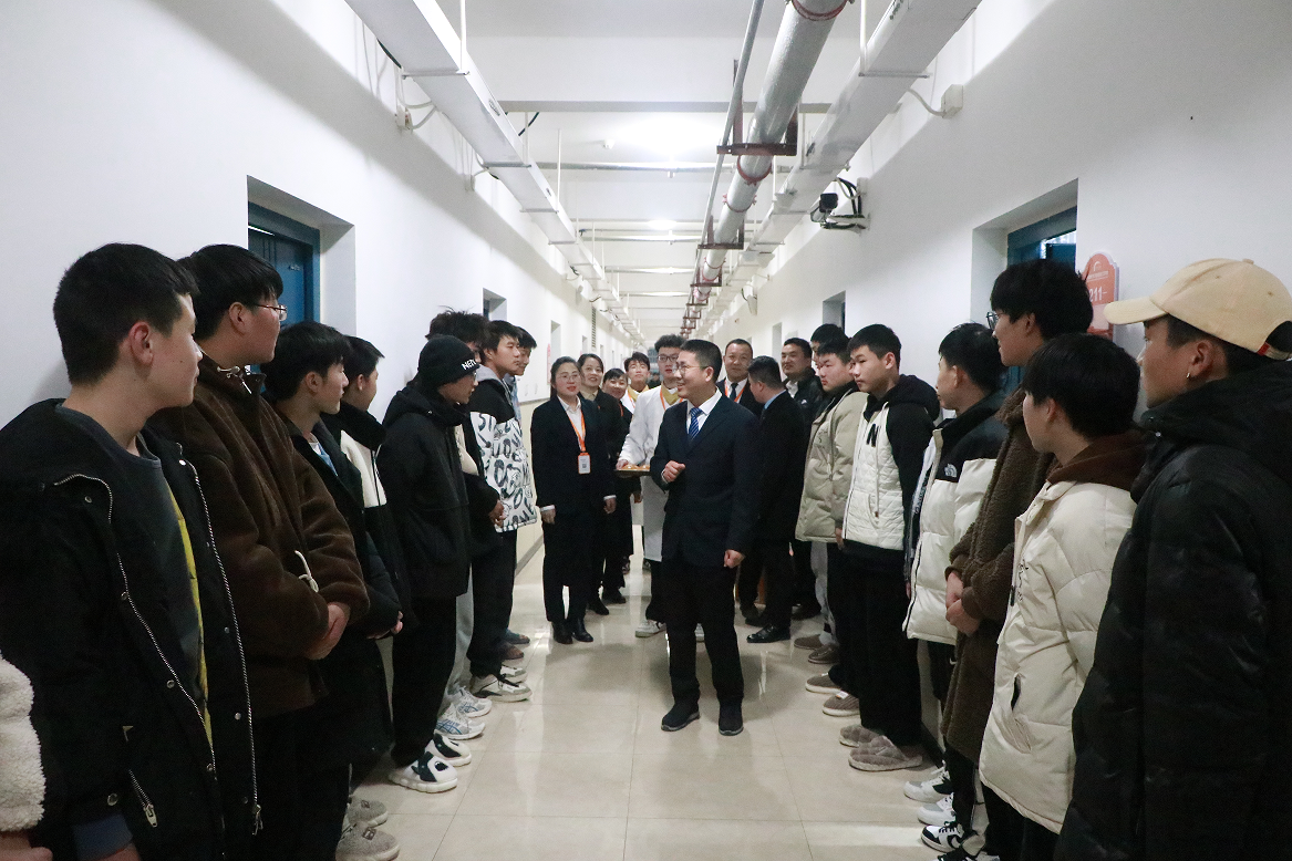 心系新生 温情关怀丨学校领导深入宿舍慰问2023级新生