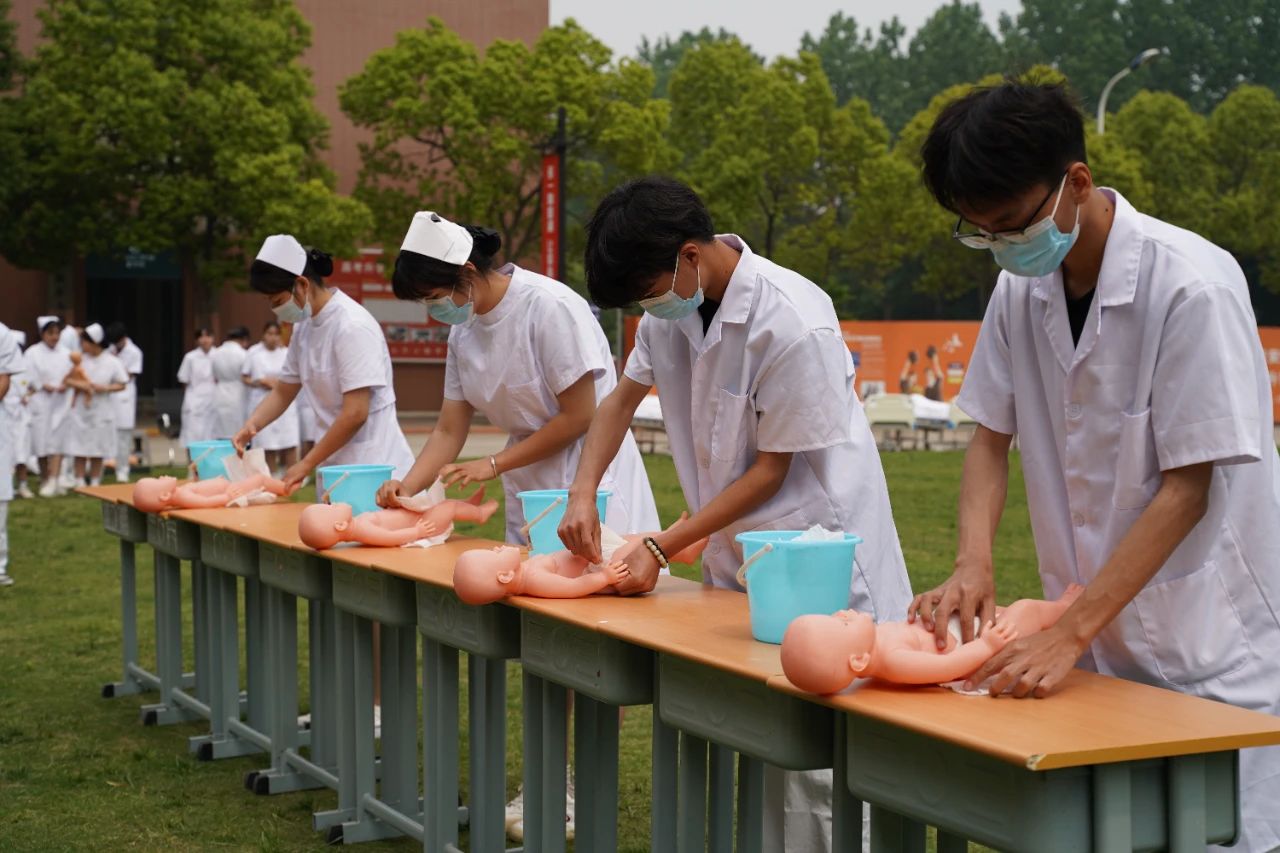 奉献天使爱心,护佑校园健康,5.12,为他们点赞