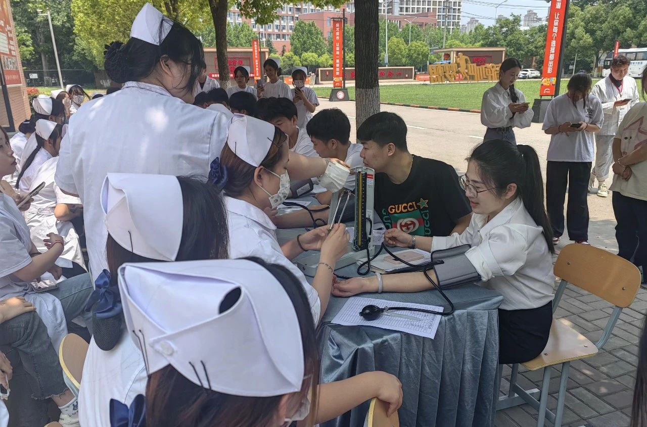 奉献天使爱心,护佑校园健康,5.12,为他们点赞